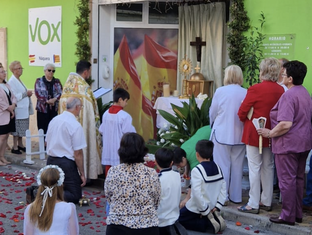 Polémica por la 'bendición' de un altar de VOX durante la procesión del Corpus en Náquera