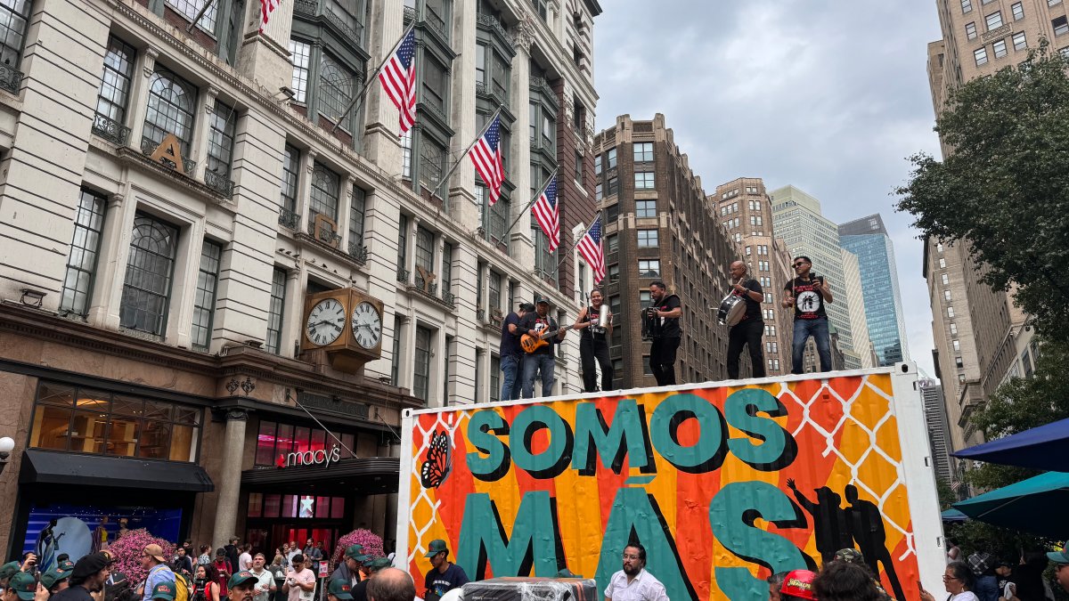 Cientos de inmigrantes jornaleros protestan en NYC por medidas que los discriminan