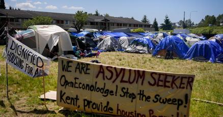 cientos-de-solicitantes-de-asilo-acampan-cerca-de-seattle-junto-a-un-motel-desocupado