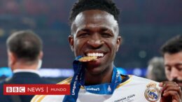 Vinicius Jr I “Soy el tormento de los racistas”: el jugador celebra la condena a prisión de 3 fans que lo insultaron en España – BBC News Mundo