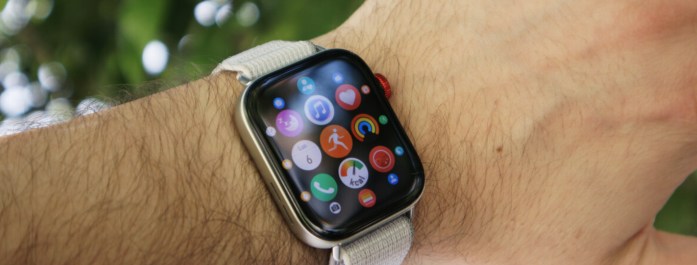 adios-apple-watch:-huawei-tiene-este-reloj-inteligente-que-cuesta-la-mitad-y-viene-con-auriculares-de-regalo