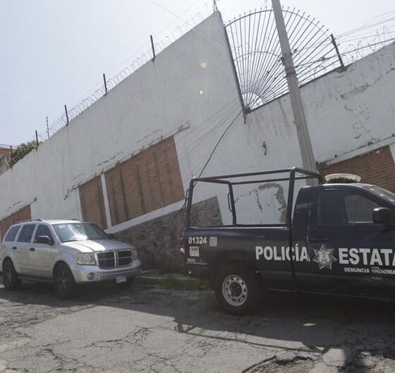 Policías estatales custodian casa de atención a migrantes tras fuga de 60 personas en Toluca