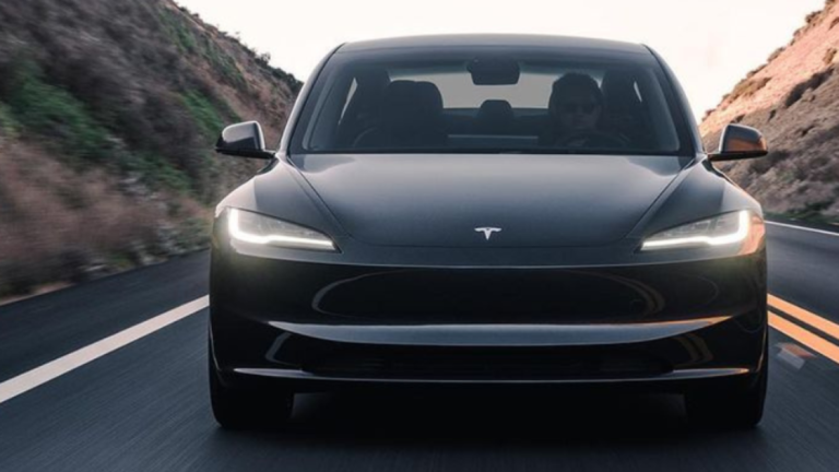 Fotos y videos muestran miles de carros Tesla sin vender en Estados Unidos