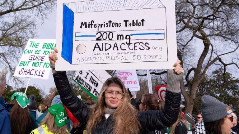 El Supremo de Estados Unidos mantiene el acceso a la píldora abortiva en un fallo unánime