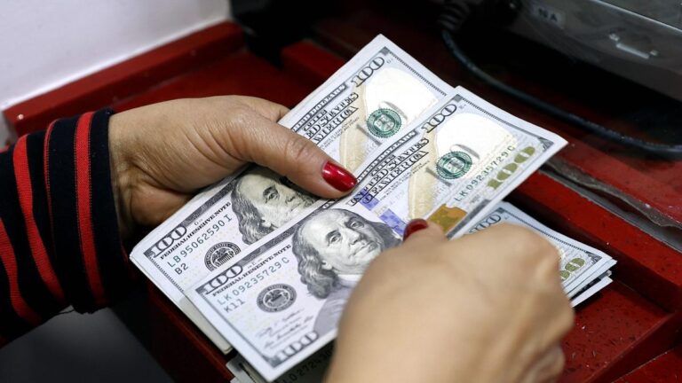 El precio del dólar sobrepasó los 4.100 pesos en Colombia: ¿a quiénes beneficia y quiénes pierden?