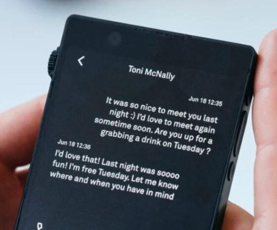 Light Phone III redefine el concepto de teléfono no inteligente con pantalla en blanco y negro