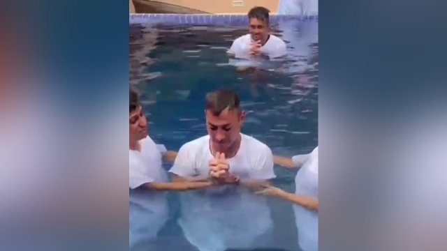 [Video] Eduardo Vargas se bautizó en una iglesia evangélica en Brasil