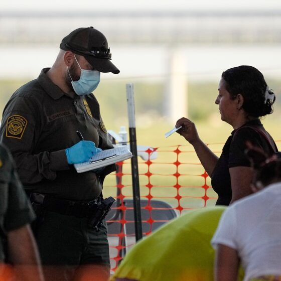 Tras las nuevas restricciones, menos migrantes piden asilo en la frontera de EE.UU. – La Opinión