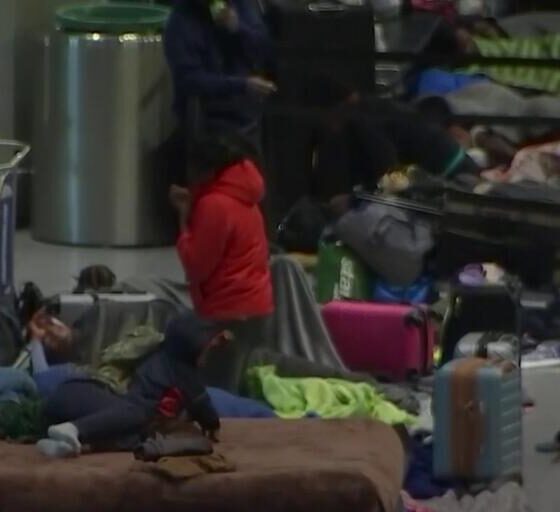 Familias inmigrantes duermen hacinadas en el aeropuerto de Boston ante sobrecupo en los refugios