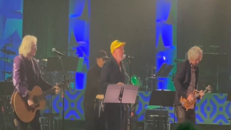 VIDEO: R.E.M se reúne para tocar Losing My Religion tras ser incluidos en Songwriters Hall of Fame