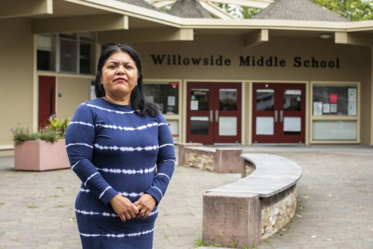 En el Condado de Sonoma, padres inmigrantes luchan para recuperar el enlace bilingüe de las escuelas | KQED