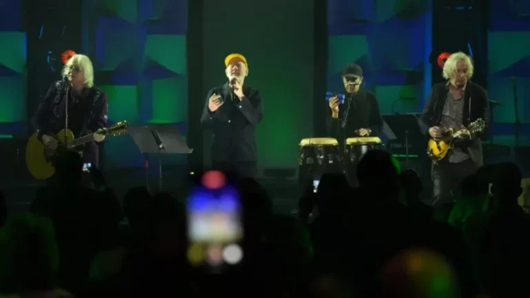 Interpretando “Losing My Religion”: R.E.M volvió a tocar juntos después de 15 años