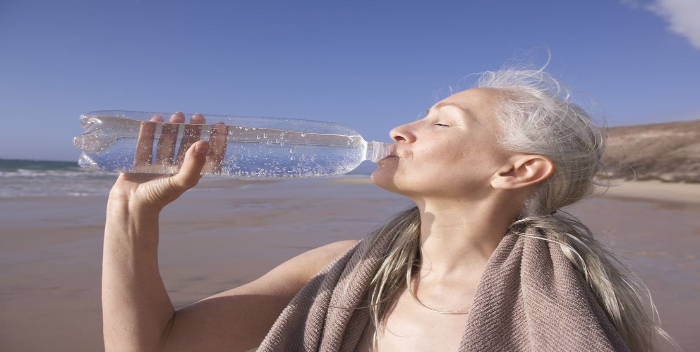 beber-agua-y-dieta-adecuada-es-lo-recomendable-para-prevenir-golpes-de-calor