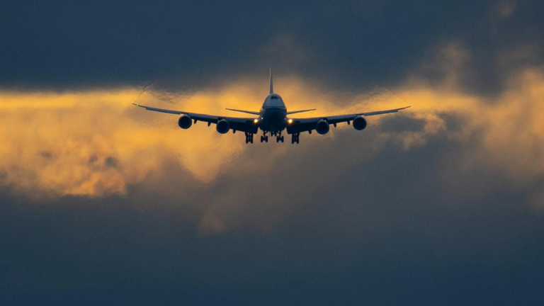 Los federales quieren saber cómo se introdujo el titanio falso en los aviones de Boeing