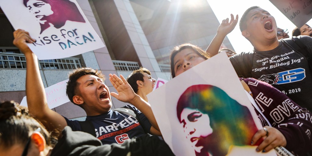DACA cumple 12 años en medio de batallas judiciales que dejan fuera del programa a muchos jóvenes inmigrantes