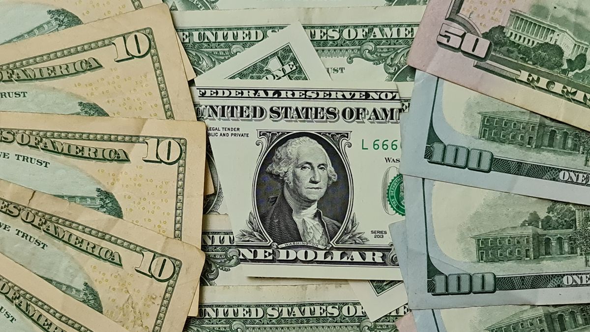 El dólar frenó su impulso, pero sumó su cuarta suba semanal consecutiva