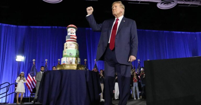 Donald Trump celebra su cumpleaños con enorme pastel y ataques a Biden: ¿Cuántos años cumplió?