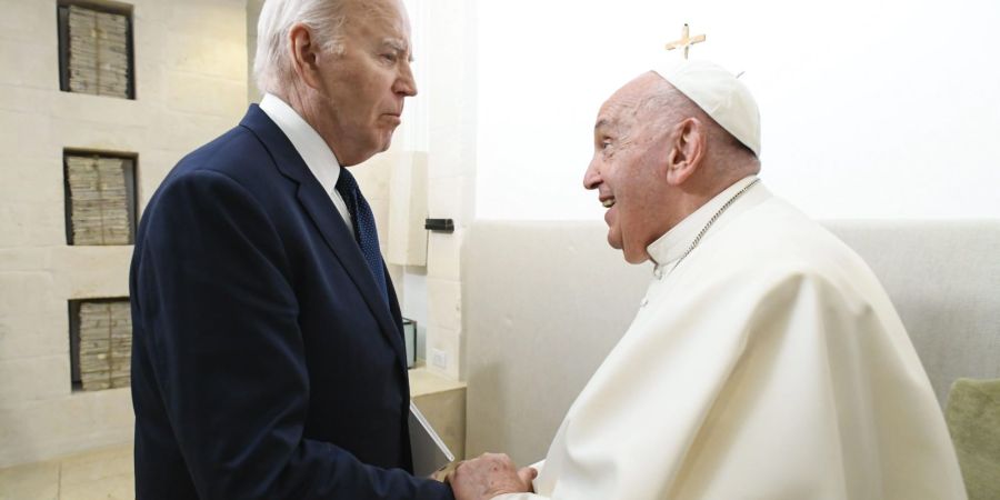 joe-biden-se-reunio-con-el-papa-francisco-en-la-cumbre-del-g7-para-hablar-de-politica-exterior-y-cambio-climatico