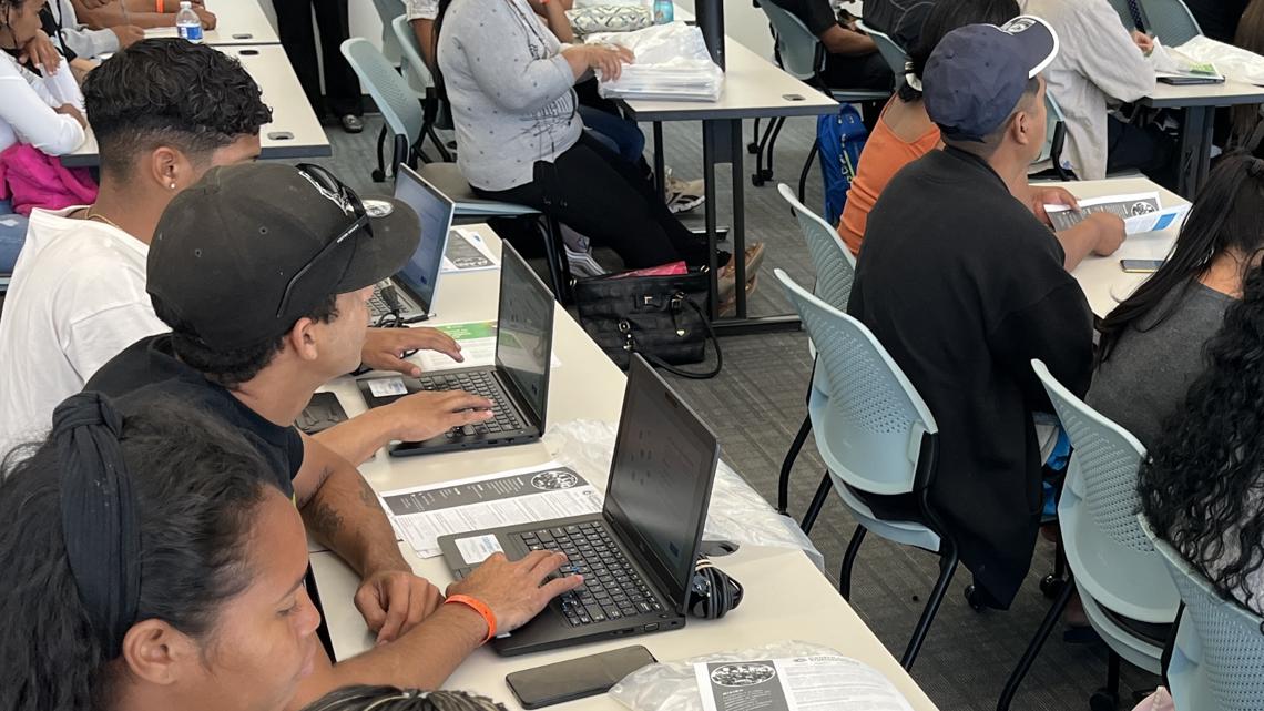 el-programa-'workready'-de-denver-ofrece-capacitacion-laboral-y-computadoras-gratis-a-inmigrantes