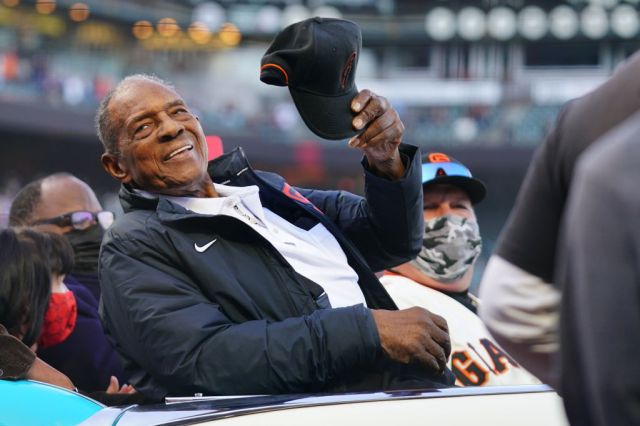 willie-mays,-san-francisco-giants’-electrifying-‘say-hey-kid,’-has-died-at-93