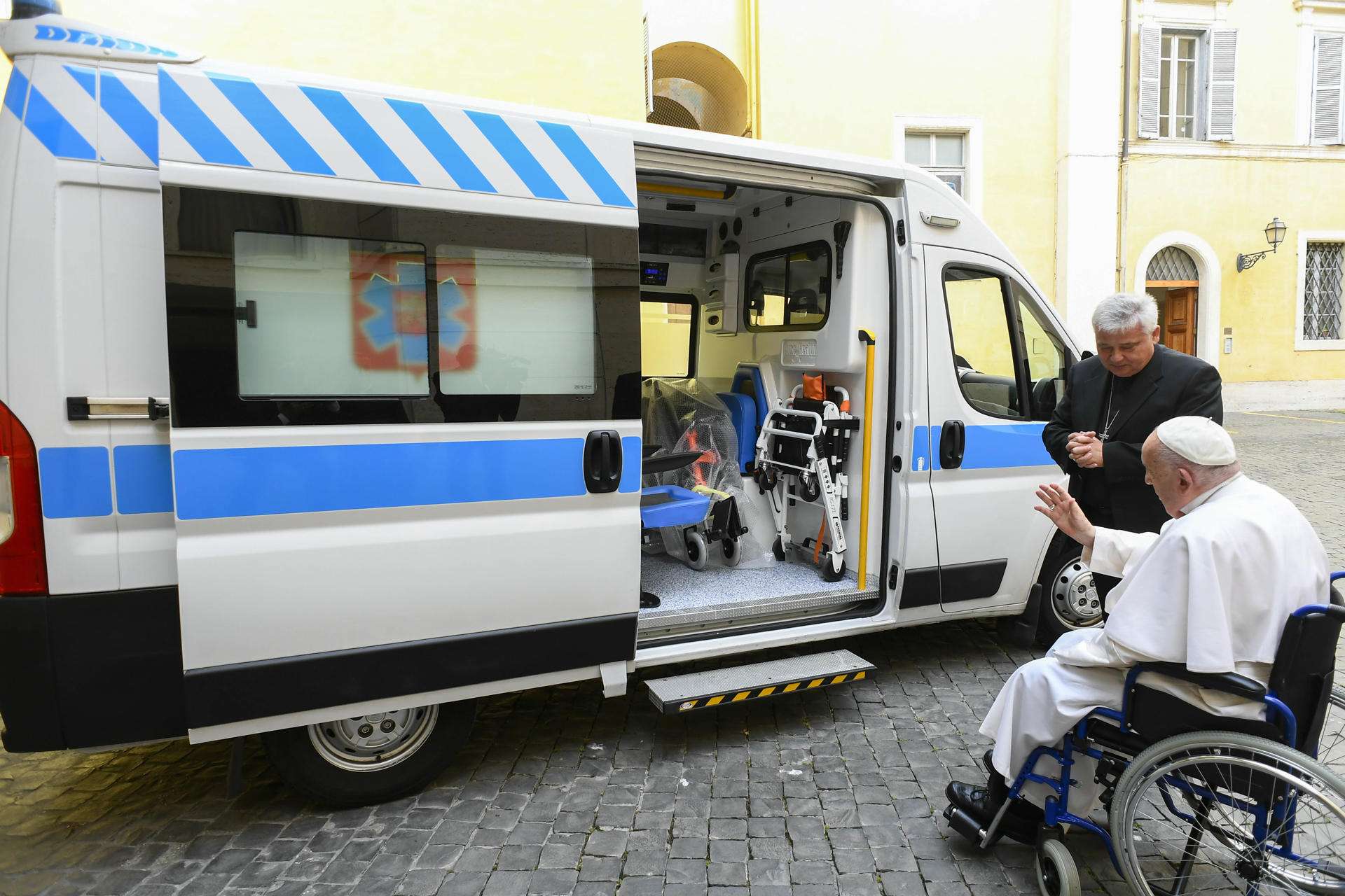 papa-francisco-dona-ambulancia-para-ucrania-llena-de-medicina