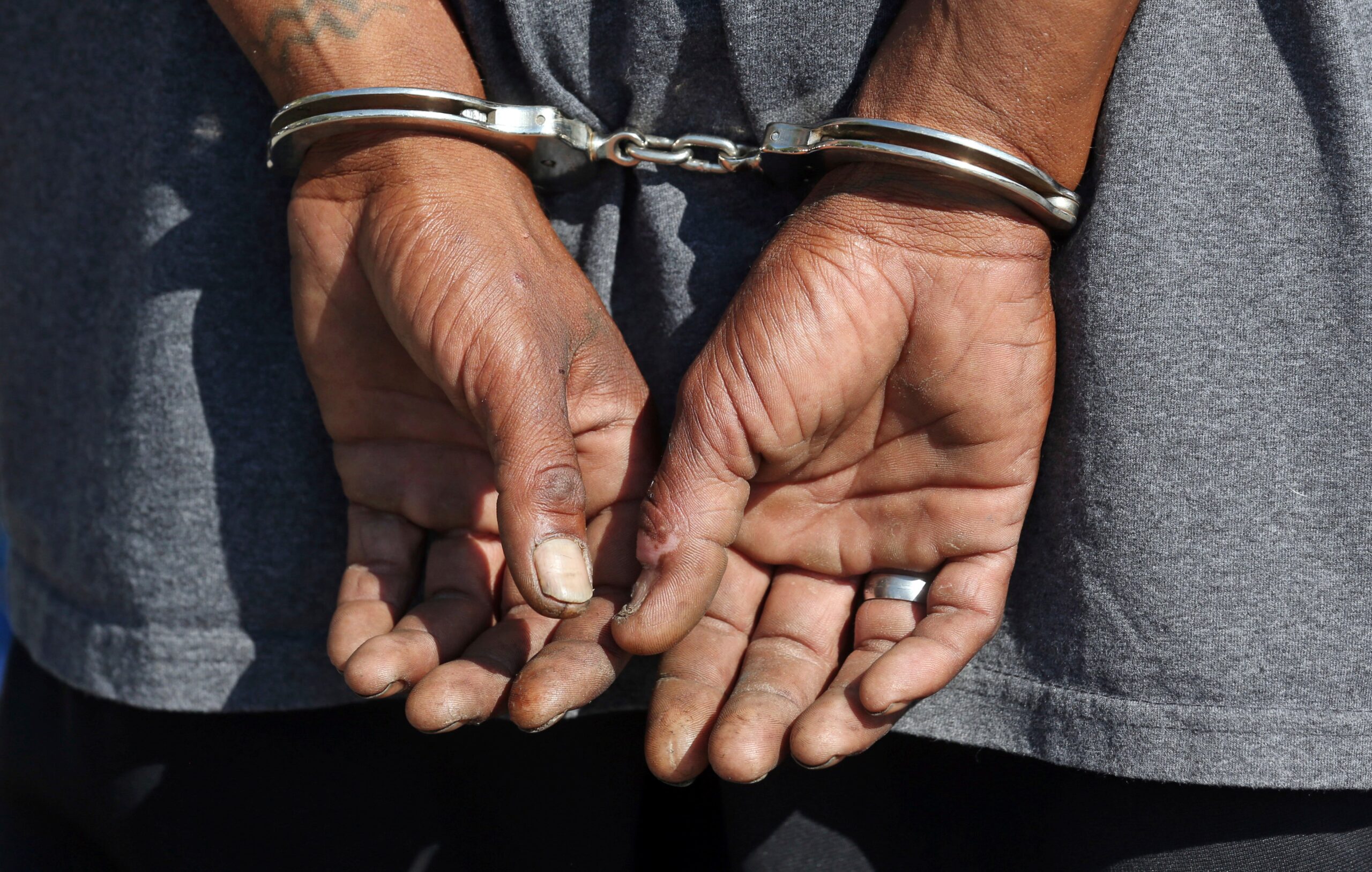 autoridades-arrestan-a-dos-jovenes-por-hacerse-pasar-como-agentes-de-inmigracion-en-california-–-la-opinion