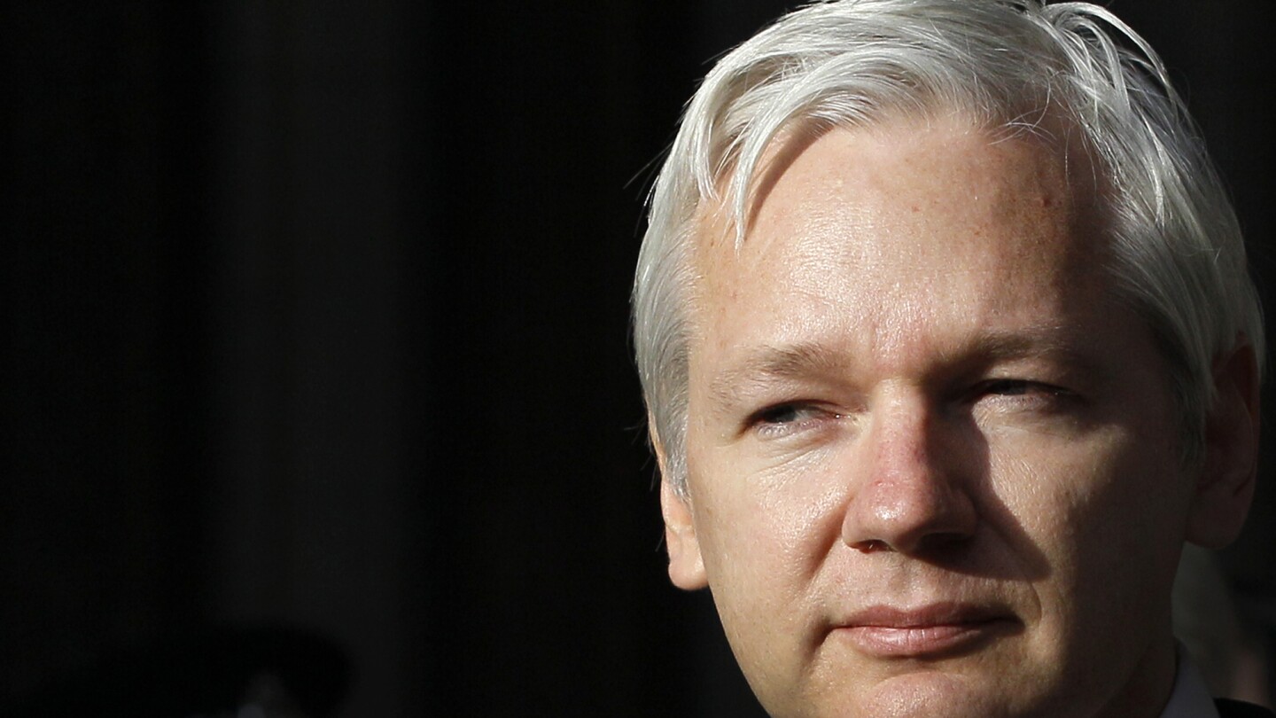 ¿quien-es-julian-assange,-el-polarizador-fundador-del-sitio-web-wikileaks?