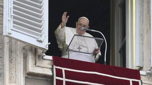 El Papa, en el Ángelus: «Dios no nos mantiene a distancia, Dios no se avergüenza de nosotros»