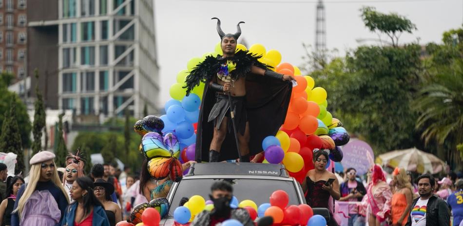 Marchas LGBTQ festejan diversidad y exigen derechos