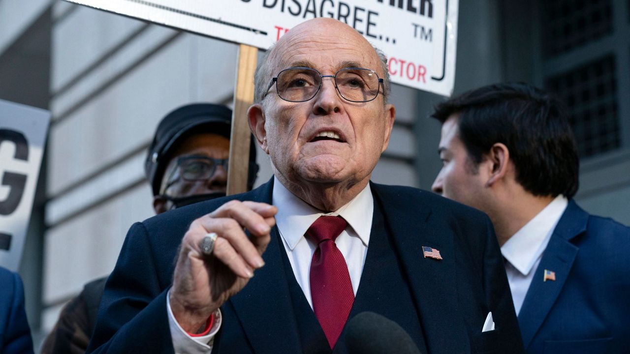 Giuliani despojado de licencia de abogado en Nueva York; mintió sobre elecciones