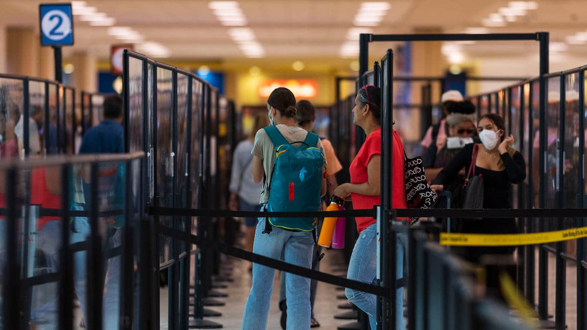 Esperan gran cantidad de viajeros y largas filas  en el Aeropuerto Luis Muñoz Marín