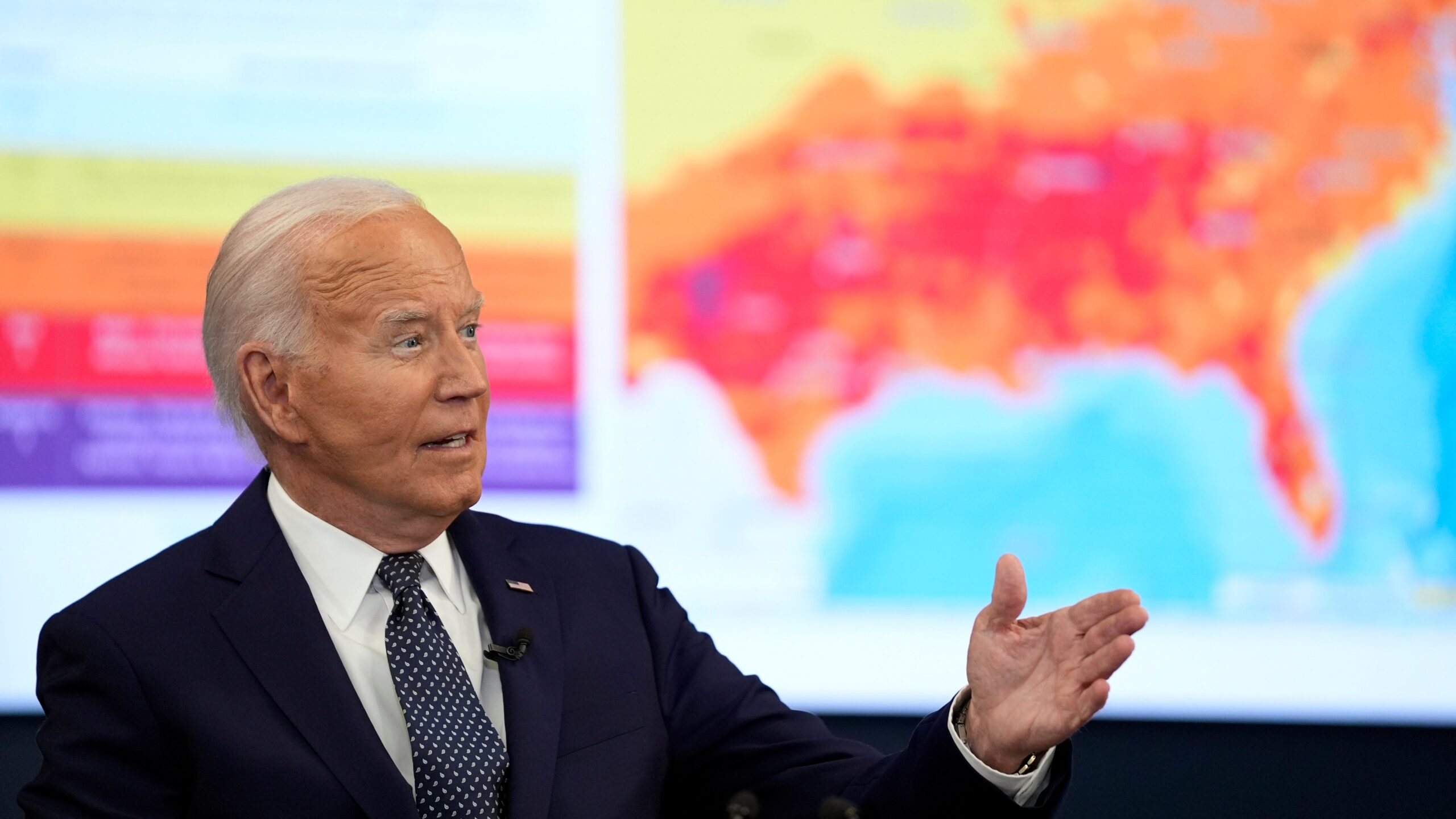 Biden propone una regla de seguridad para trabajadores expuestos a calor extremo – La Opinión