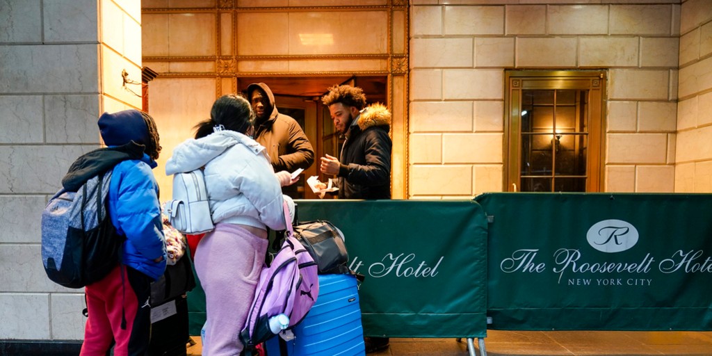 La ciudad de Nueva York ampliará la entrega de tarjetas de débito prepagadas a migrantes