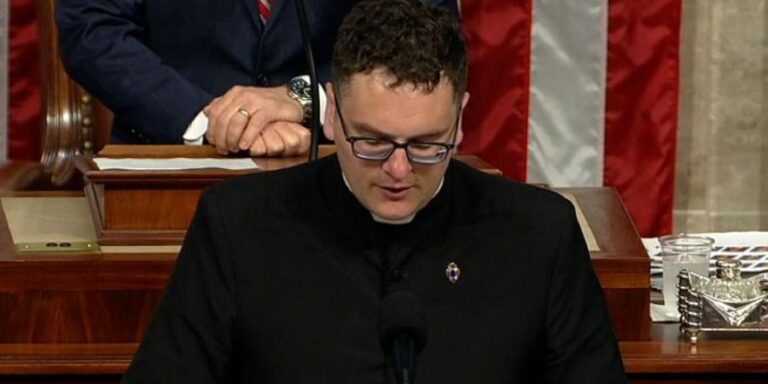 video:-sacerdote-catolico-ofrece-oracion-en-sesion-de-apertura-de-la-camara-de-representantes