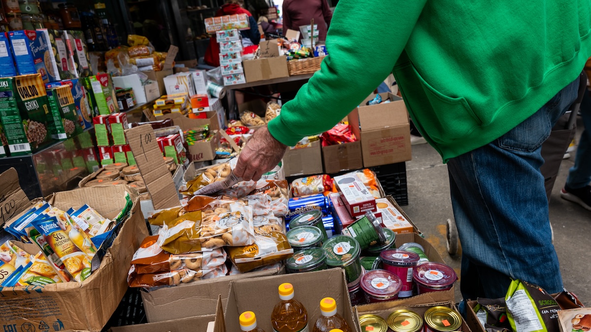 NYC amplía programa de tarjetas de débito para comprar alimentos para incluir a 7,300 inmigrantes