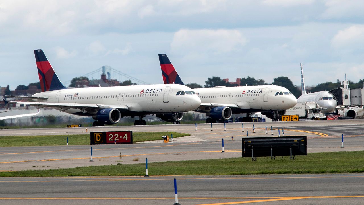 Un vuelo de Delta se desvía a Nueva York tras servir comida en mal estado