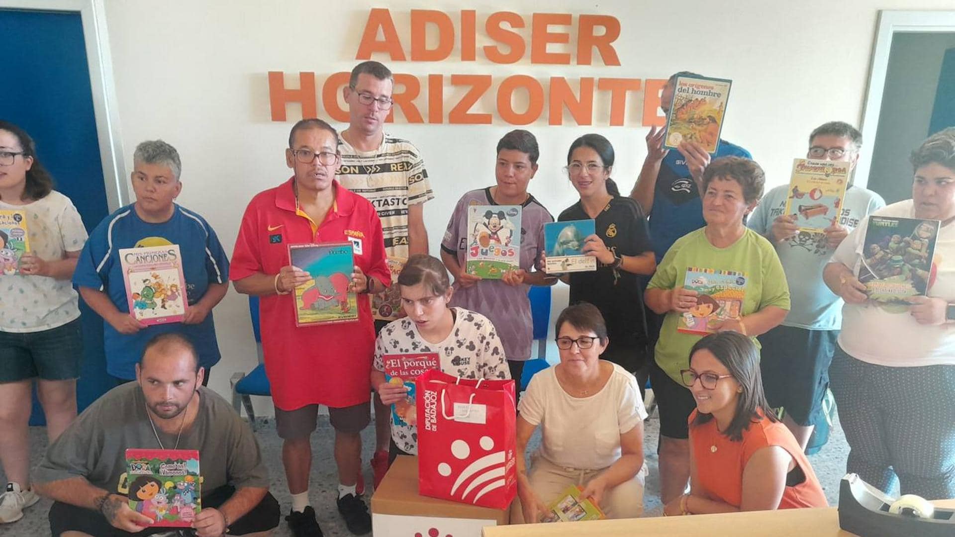 ADISER-Horizontes agradece a la Diputación de Badajoz la donación de libros | Hoy