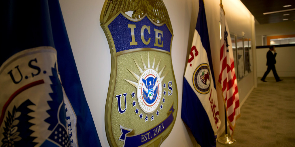 ICE creó una universidad falsa para frenar el fraude de visas. Ahora los inmigrantes podrán demandar para reclamar su dinero