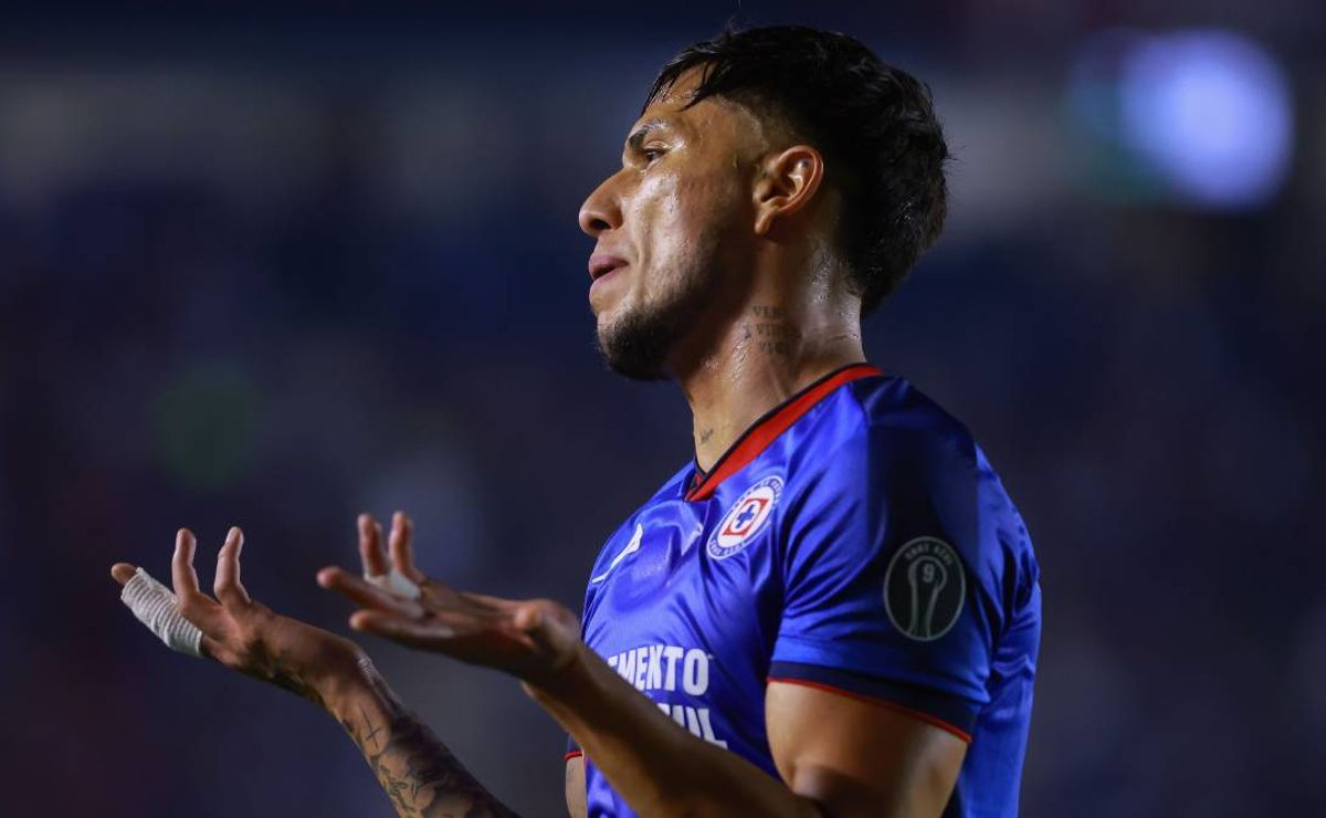 “No es definitivo”: Cruz Azul pone en duda la salida de Carlos Salcedo para el Apertura 2024