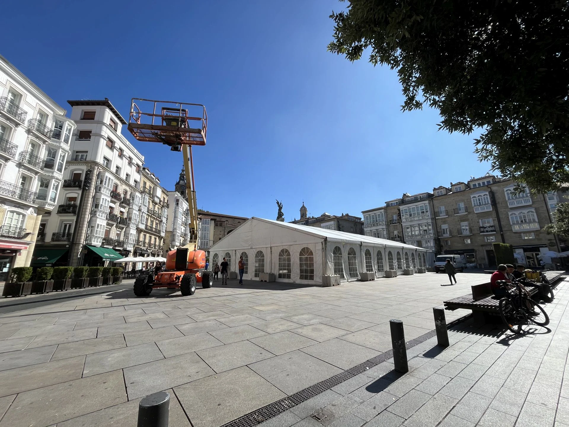 ¿Para qué se están montando estas grandes carpas en el centro de Vitoria? | El Correo