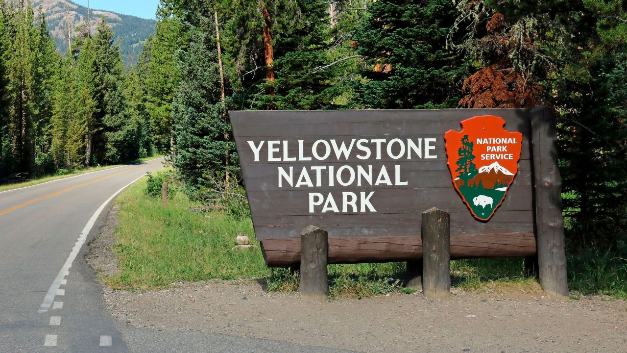 Tiroteo en un hotel del Parque Nacional de Yellowstone deja un funcionario herido y un atacante muerto