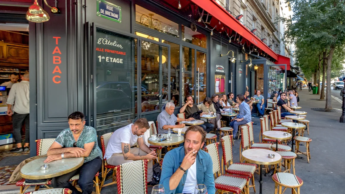 los-cafes-parisinos-son-una-parte-muy-querida-de-la-cultura-francesa,-pero-podrian-estar-en-problemas