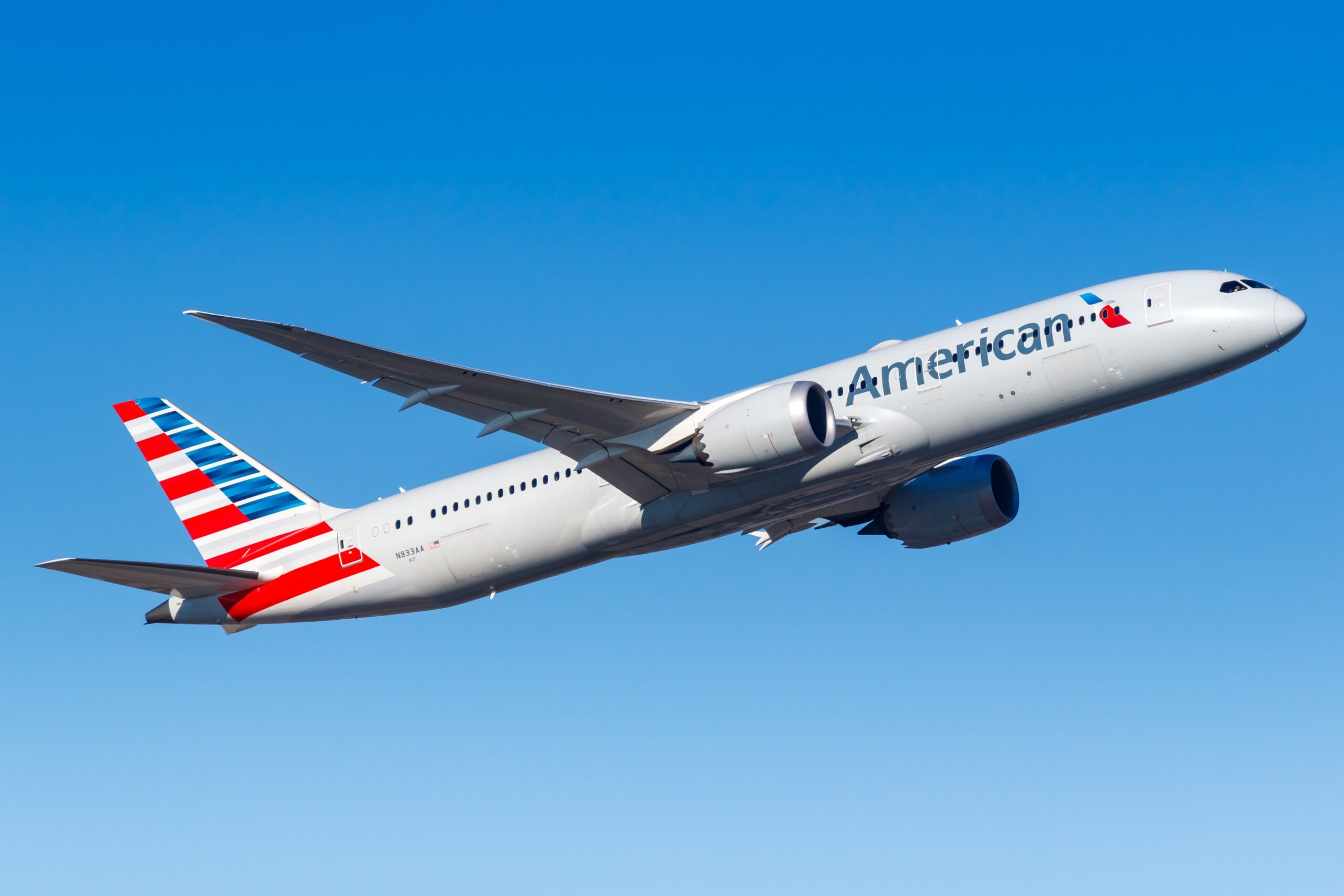 Desvían vuelo de American Airlines porque pasajero orinó en el pasillo del avión – La Opinión