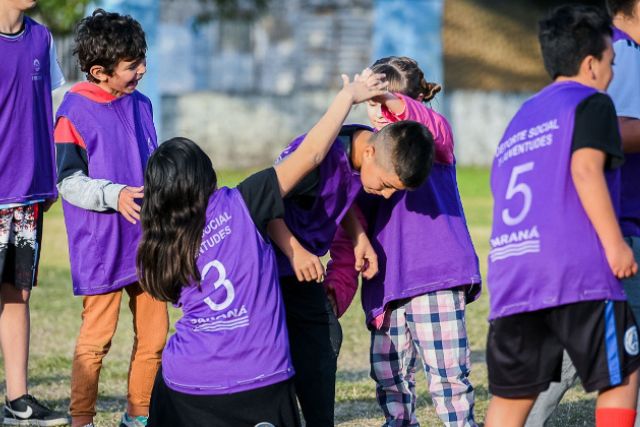 Jóvenes y adultos de diferentes barrios paranaenses disfrutan de las Escuelas Municipales de Deportes | Cuestión Entrerriana