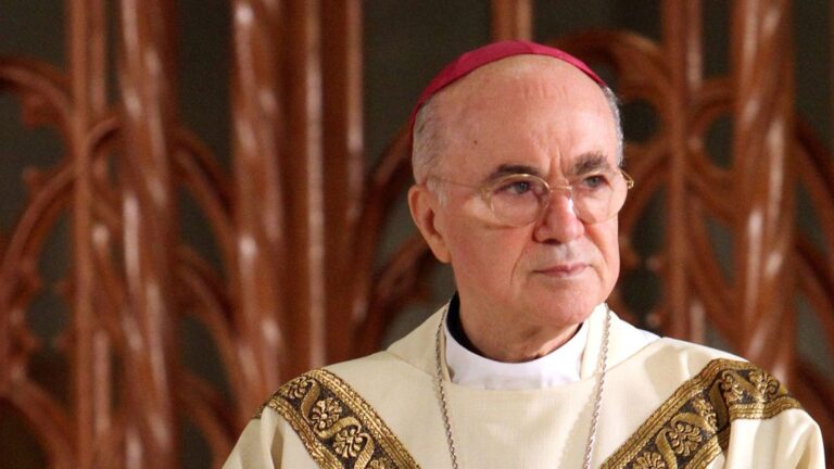 excomulgan-por-cisma-al-arzobispo-carlo-maria-vigano,-critico-con-el-papa-francisco