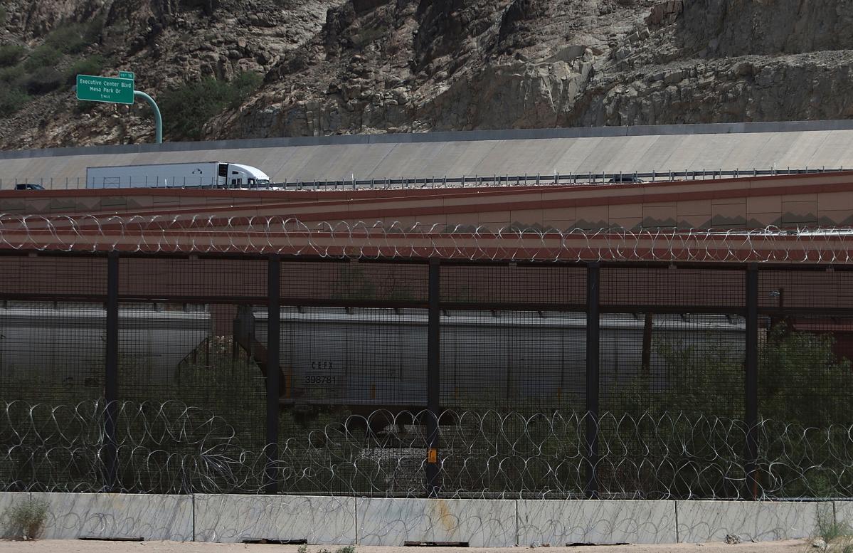 Autoridades de Texas quitan alambrada de navajas en la frontera con México