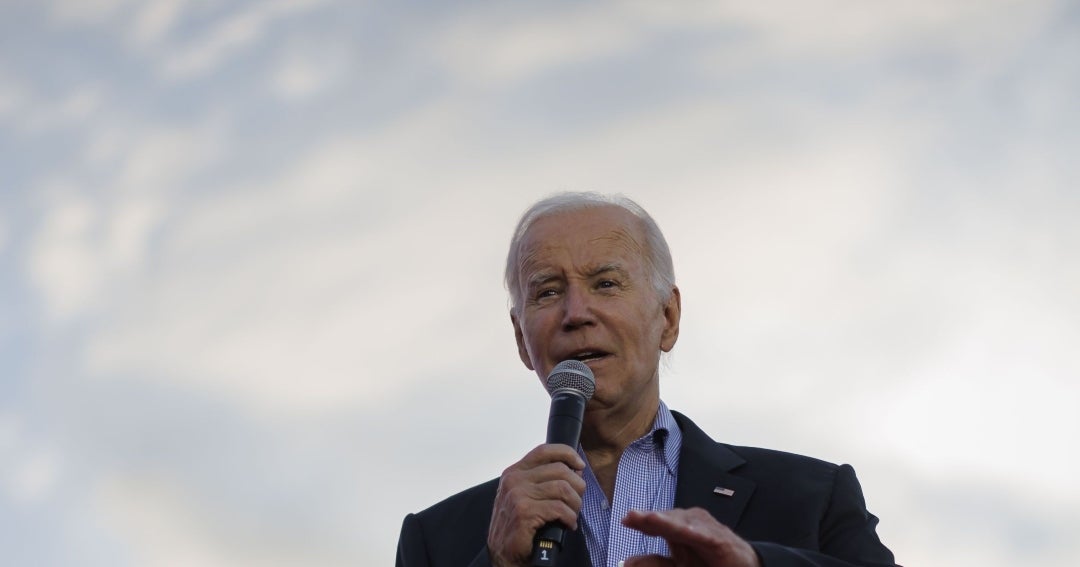 Un desafiante Joe Biden dice a los demócratas que seguirá en la contienda electoral