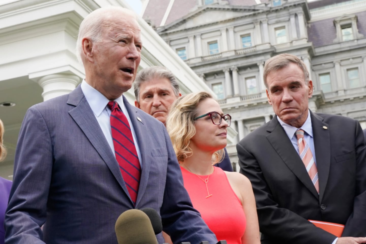 Senador demócrata busca reunir a legisladores para forzar a Joe Biden a dejar la candidatura presidencial