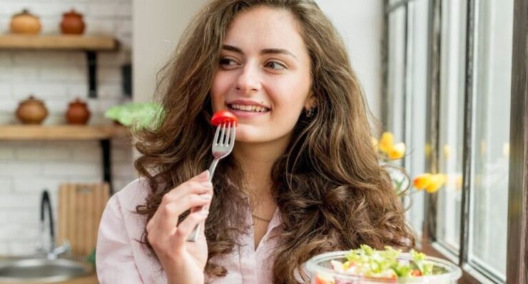 3-puntos-claves-en-la-dieta-de-las-mujeres-durante-la-menopausia,-segun-experta-en-nutricion