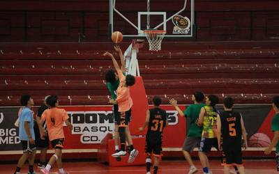 Jóvenes se proclman campeones en diferentes categorías en el toreno de baloncesto “Kiki” Romero